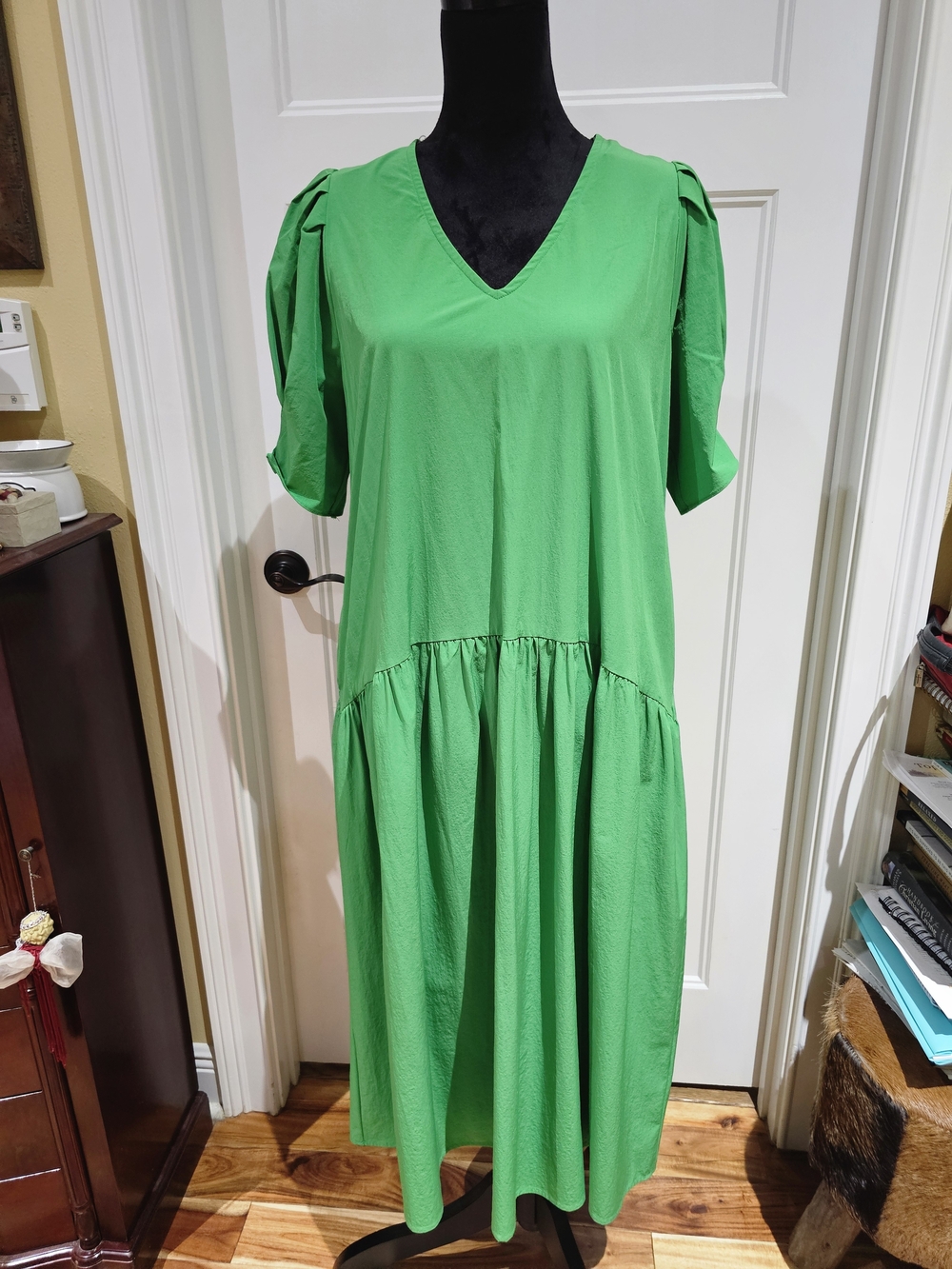 entro Bright Green V-Neck Tiered Midi Dress, NWT